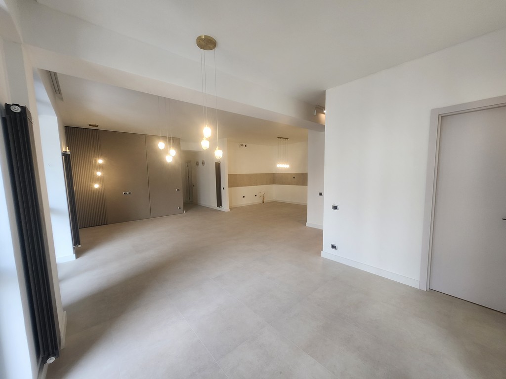 Guest bathroom complete view